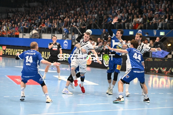 Spielszene: Petter Overby (11; THW Kiel), Philipp Meyer (27; ThSV Eisenach) und Elias Ellefsen a Skipagotu (71; THW Kiel)