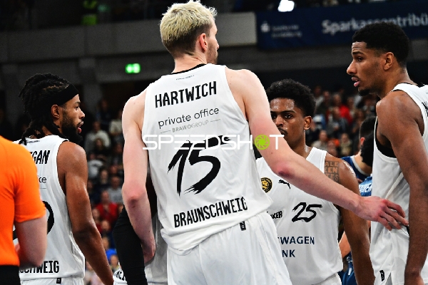 Szene mit David NGuessan (1; Basketball Löwen Braunschweig), Chip Flanigan (30; Basketball Löwen Braunschweig) und Grant Sherfield (25; Basketball Löwen Braunschweig)