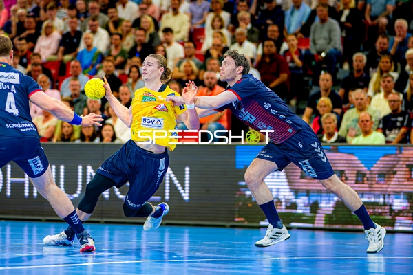 Tackle Juri Knorr (10;Rhein Neckar Löwen), 4; SG Flensburg Handewitt, Ivan Martinović (5;Rhein Neckar Löwen)