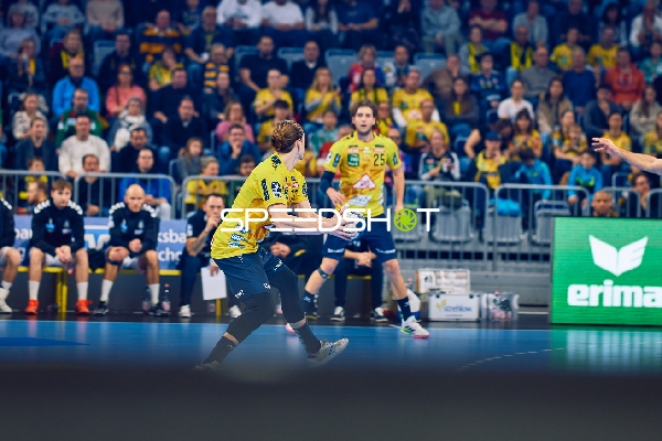 Ein Spieler der Rhein Neckar Löwen passt den Ball.