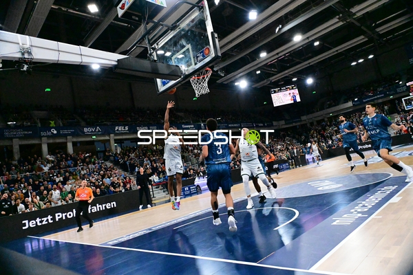 Maik Zirbes (33; Gladiators Trier) wirft, Kevin McClain (3; MLP Academics Heidelberg) verteidigt