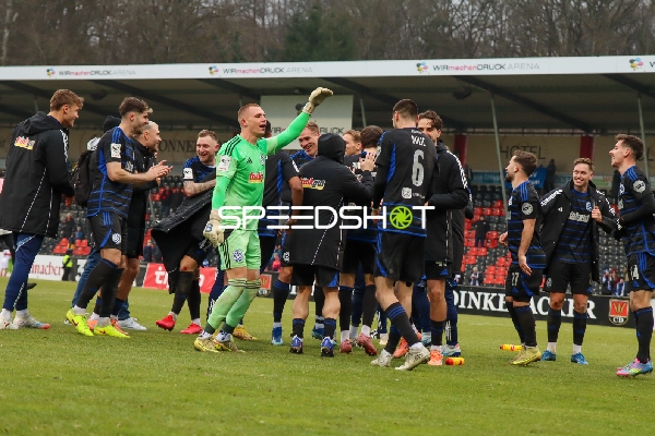 Spieler feiern gemeinsam