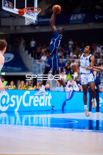 Layup Bakary Dibba (10;MLP Academics Heidelberg), Verteidigung Malik Parsons (0;Frankfurt Skyliners)