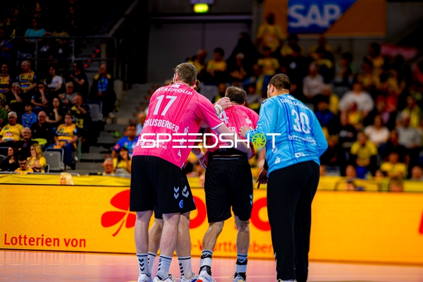 Spieler feiern gemeinsam