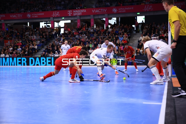 Zweikampf um den Ball im Bronzespiel