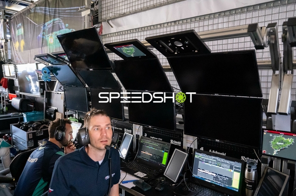 Boxengasse beim 24h Rennen 2025