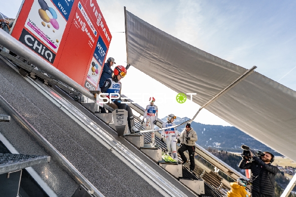 Two-Nights Tour Skispringen Damen Start