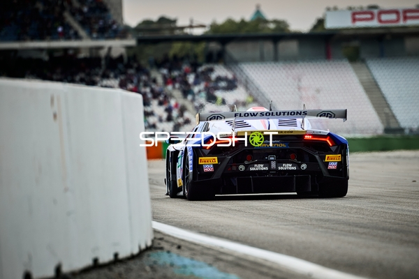 Rennfahrzeug in der Boxengasse