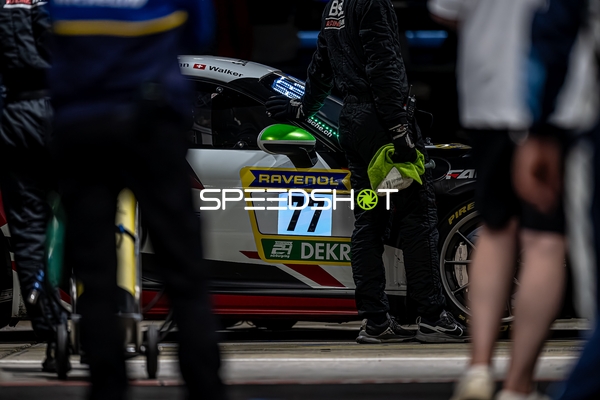 Rennfahrzeug in der Boxengasse