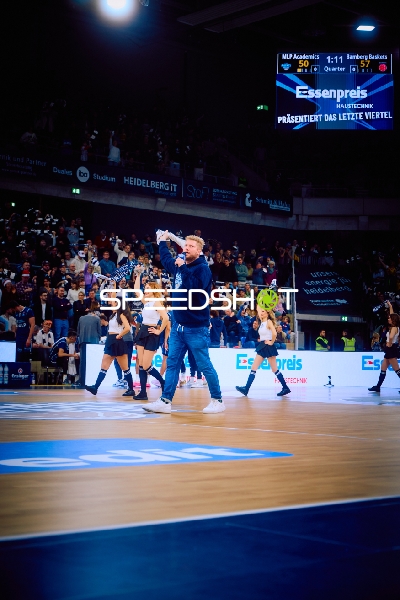 Cheerleader-Performance während einer Spielpause