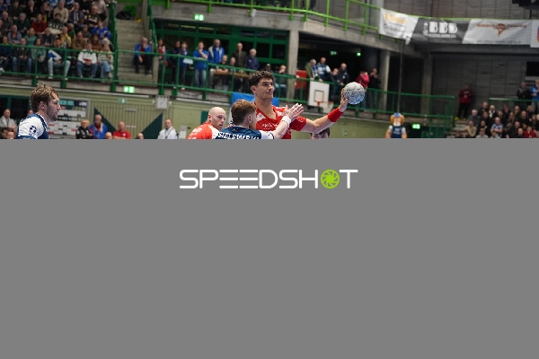 Szene mit Nikolaj Enderleit (4; MT Melsungen) und Gerdas Babarskas (14; Bergischer HC)