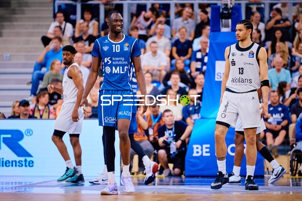 Spielszene mit Bakary Dibba (10;MLP Academics Heidelberg) und Olivier Nkamhoua (13;Niners Chemnitz)