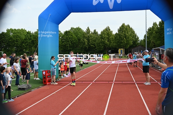 Erster Läufer überquert Ziellinie