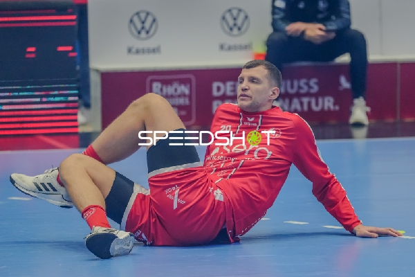 Uladzislau Kulesh (20; MT Melsungen) sitzt auf dem Spielfeld