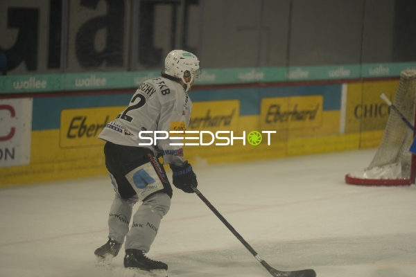 Christoph Bertschy (22; Fribourg-Gotteron) mit Puck vor Tor