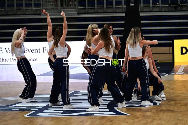 Cheerleader tanzen auf Court