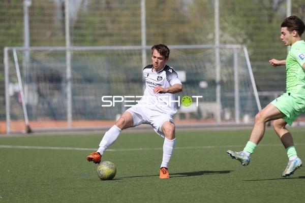 Spieler von FV Fortuna Heddesheim spielt den Ball