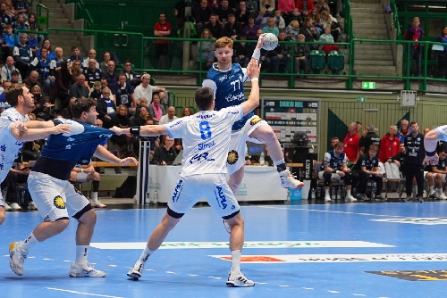 Johannes Wasielewski (77; Bergischer HC) und Frederik Simak (8; TBV Lemgo) in Aktion