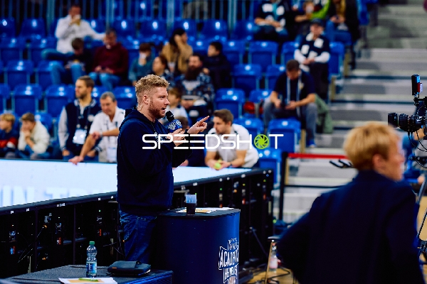 Ansage durch einen Moderator