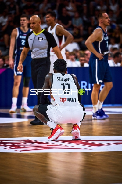 Dennis Schröder (17; Deutschland) auf dem Court