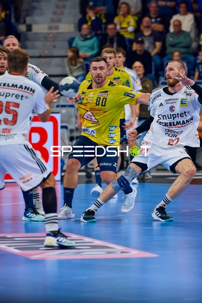 Ein Spieler von Rhein Neckar Löwen versucht, einen Wurf gegen die Verteidigung von THW Kiel zu machen.