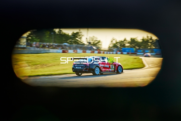 Rennfahrzeug auf der Rennstrecke