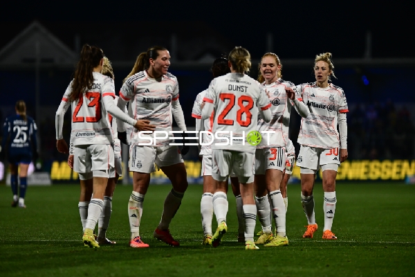 Spielerinnen feiern gemeinsam