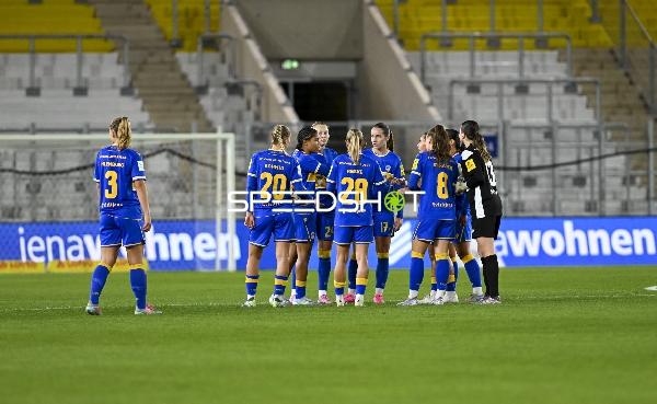 Spielerinnen sammeln sich