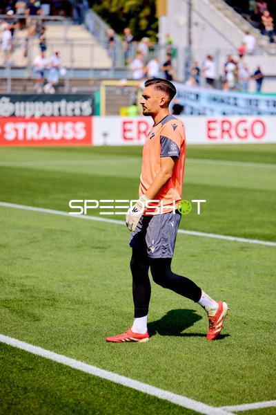 Torwart Arthur Lyska (1; SV Sandhausen) beim Aufwärmen