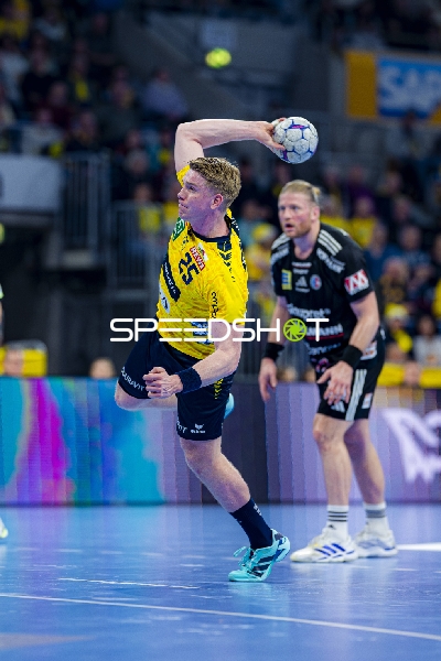 Haukur Thrastarson (25; Rhein Neckar Löwen) und Maciej Gebala (77; HC Erlangen) in Aktion