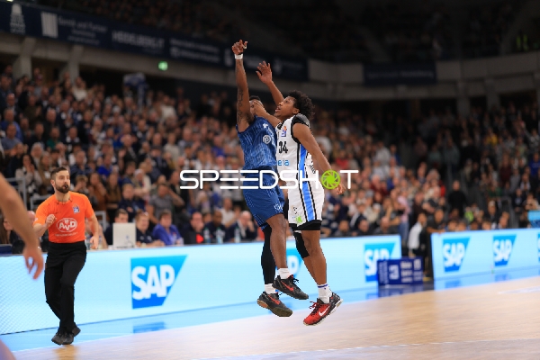 Paul Zipser (9; MLP Academics Heidelberg) und Ross Williams (34; Veolia Towers Hamburg) in Aktion