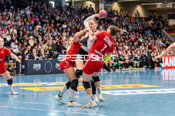 Nieke Kühne (19; Deutschland) kämpft um den Ball