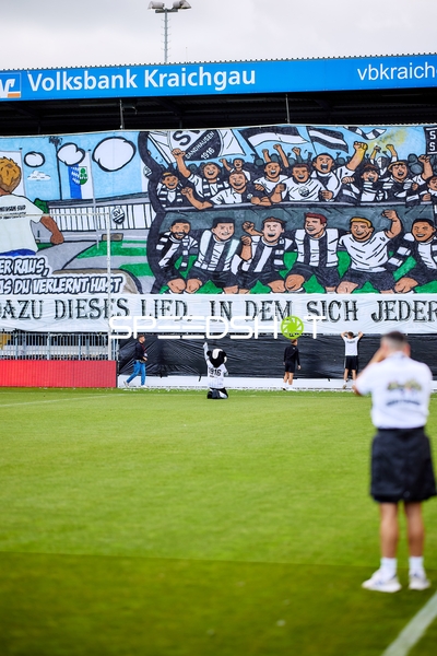 Maskottchen vor Fanwand