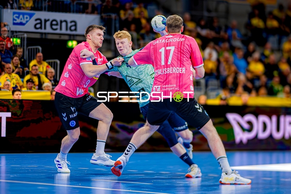 Dribbling von Gianfranco Pribetic (9; TVB 1898 Stuttgart)