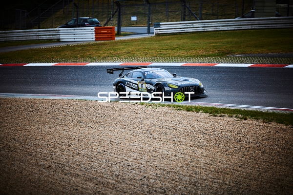 Rennwagen Team ADVAN x HRT (17): Adam Christodoulou, Mikael Grenier, Ralf Aron auf Strecke