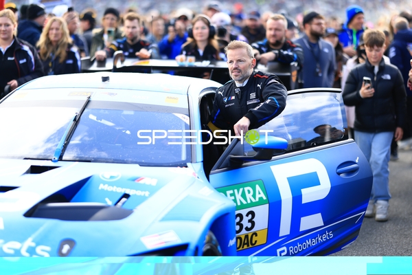 Fahrer steigt aus Rennwagen