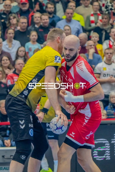 Adrián Sipos (8; MT Melsungen) im Zweikampf