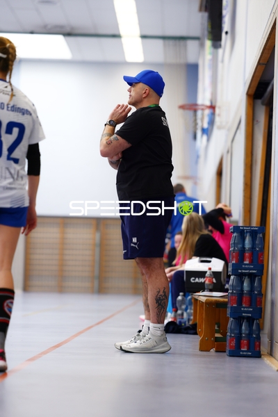 Trainer beobachtet Spiel der TV Edingen Damen