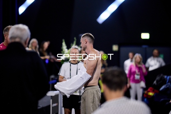 Ringside-Zone Face-Off