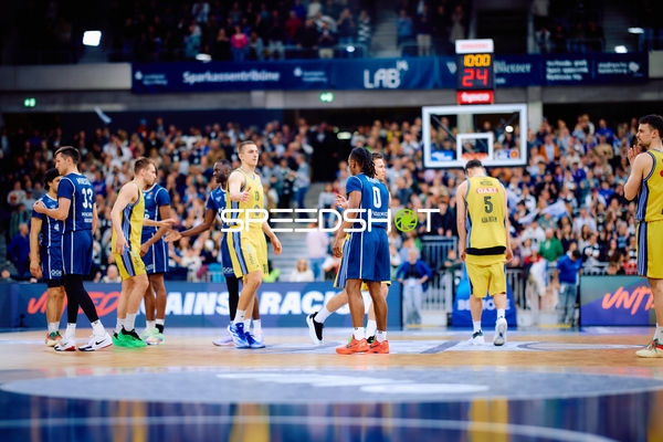 Spieler wärmen sich vor dem Basketballspiel auf