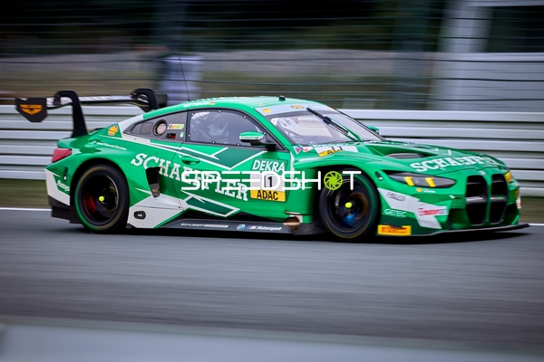 DTM Fahrzeug auf der Rennstrecke