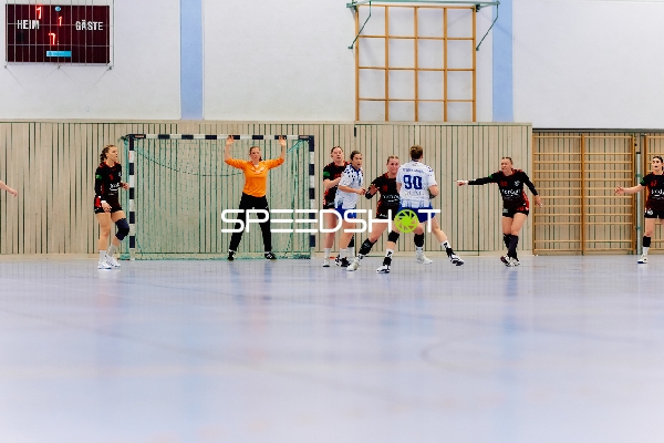 Spielerinnennummer 90 von TV Edingen greift an.