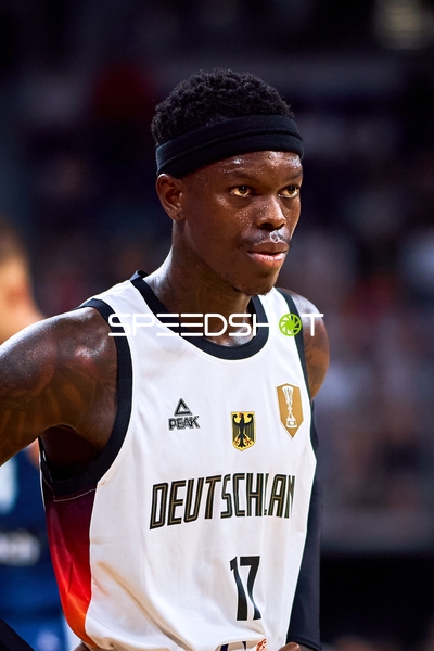 Dennis Schröder (17; Deutschland) auf dem Court