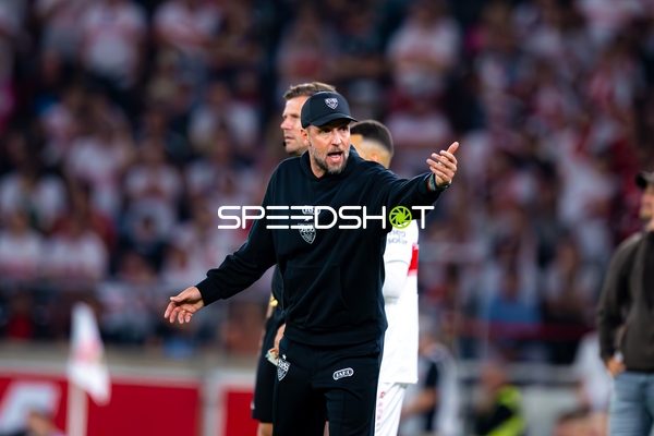 Trainer Sebastian Hoeneß (Trainer; VfB Stuttgart) an der Seitenlinie