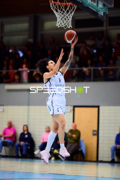 Charisse Fairley (1; USC BaseCats Heidelberg) wirft