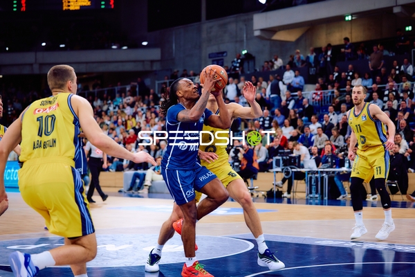 Matt Thomas im Abwehrkampf gegen MLP Academics