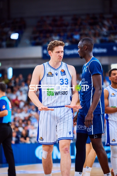 Diskussion Ryan Mikesell (33;MLP Academics Heidelberg), Garai Zeeb (3;Frankfurt Skyliners)