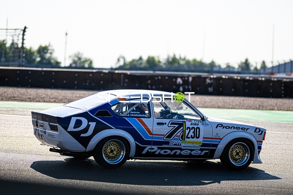 Klassischer Rennwagen auf der Rennstrecke