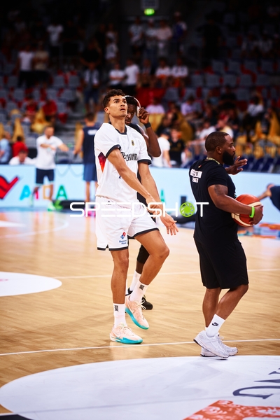 Tristan da Silva (5; Deutschland) beim Aufwärmen