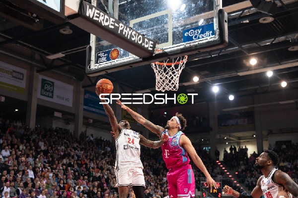 Cobe Williams (24, Bamberg Baskets) mit Wurfversuch gegen Michael Kessens (6; Telekom Baskets Bonn)